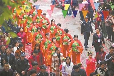 中國僑網(wǎng)巡游中的女子花鼓鳴賀方陣,。