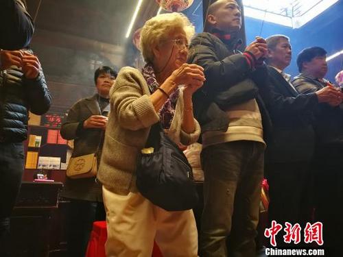 中國僑網(wǎng)80多歲新加坡老奶奶得償夙愿,來湄洲拜媽祖,?!≈斐楷摗z