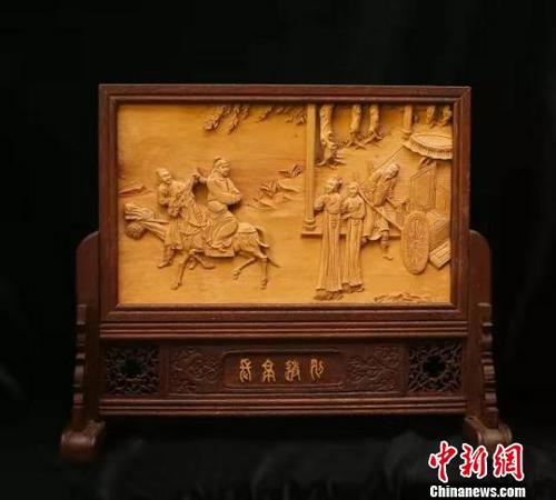 中國僑網(wǎng)張靜木雕作品《長亭送別》,。受訪者供圖