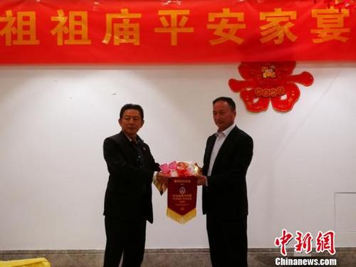 中國僑網(wǎng)交換禮物。葉萍攝