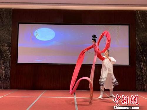 中國(guó)僑網(wǎng)圖為木偶戲非遺傳承人在發(fā)布會(huì)上進(jìn)行展演 武一力 攝