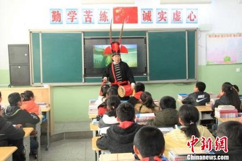 中國僑網2019年3月20日,,武威市涼州區(qū)四壩鎮(zhèn)九年制學校上涼州“攻鼓子”非遺文化課,。 鐘欣 攝