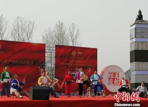 中國僑網(wǎng)國家級非遺劇目——華陰老腔亮相開幕式,。 劉鵬 攝