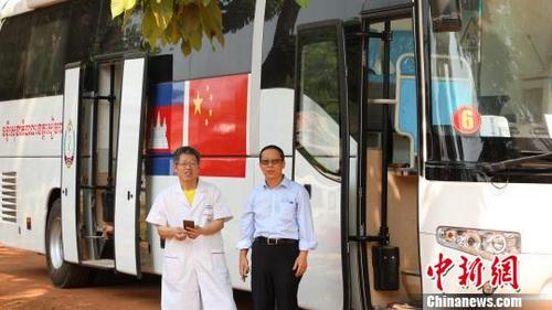 中國僑網(wǎng)圖為中國政府援助暹粒省的“流動醫(yī)院”,。 主辦方提供 攝