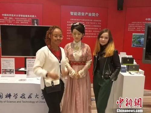 中國僑網(wǎng)外國留學生與“佳佳”機器人合影。 劉高威 攝