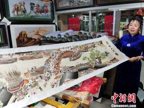 中國僑網(wǎng)張鳳杰展示完成的《清明上河圖》,。 劉棟 攝