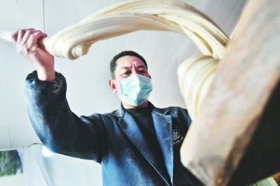 中國(guó)僑網(wǎng)林傳星雙手拿著木棍,,不停地纏繞拉扯放置在特制木鉤上的麥芽糖漿,直到麥芽糖漿變?yōu)槿榘咨?。這道重要工序叫“拔糖”,。