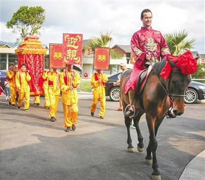 中國僑網(wǎng)新郎騎駿馬接親。