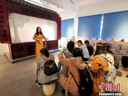 中國(guó)僑網(wǎng)濟(jì)南皮影戲第五代傳承人李娟在明府城百花洲為觀眾介紹濟(jì)南皮影的歷史和傳承,?!≮w曉 攝