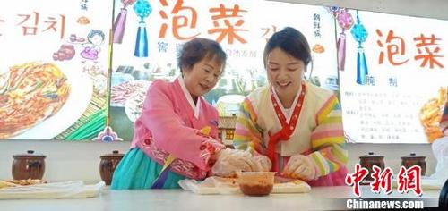 中國僑網(wǎng)金順子(左)和年輕人一起制作辣白菜,。安圖縣委宣傳部供圖