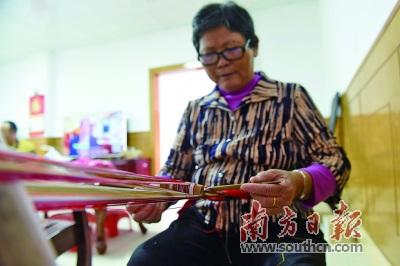 中國(guó)僑網(wǎng)“織帶仔”的傳承人楊桂蘭,。(攝影:南方日?qǐng)?bào)記者 梁維春)