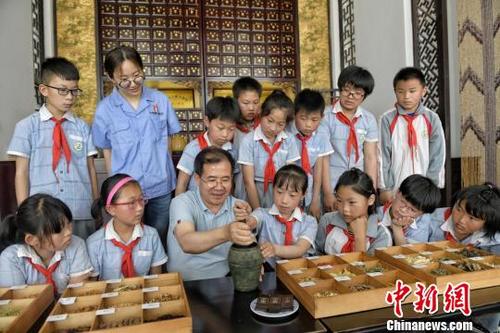 中國僑網(wǎng)蘇慶民教學(xué)生識草藥,、搗藥材、演示膏方制作工藝,。主辦方提供