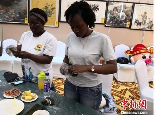 中國僑網(wǎng)6月5日,,蘭州市官方在蘭州組織了“隴粽飄香‘一帶一路’——外國留學(xué)生端午節(jié)文化沙龍”,,蘭州財(cái)經(jīng)大學(xué)30余名來自加蓬、幾內(nèi)亞,、烏茲別克斯坦,、哈薩克斯坦,、吉爾吉斯斯坦、土庫曼斯坦等國留學(xué)生受邀體驗(yàn)中國傳統(tǒng)端午節(jié)文化,。(資料圖) 丁思 攝