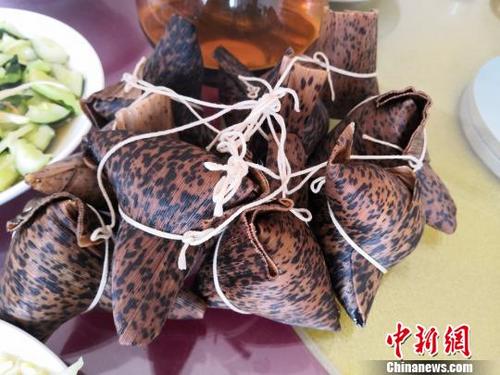 中國僑網(wǎng)用筍殼包成的“虎皮粽” 翁士格 攝