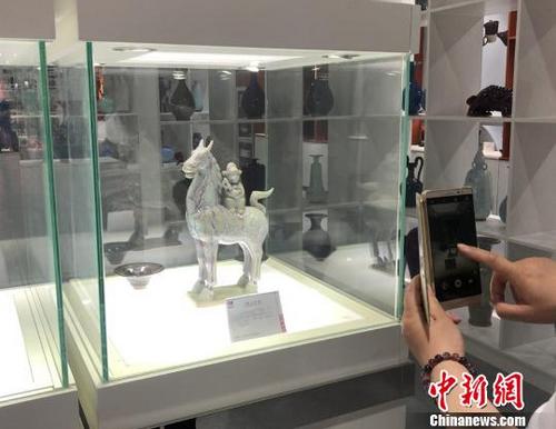 中國僑網(wǎng)6月底,,甘肅白銀市平川區(qū)展出近百件“古今”陶瓷作品,。 徐雪 攝