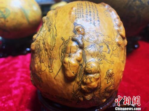 中國(guó)僑網(wǎng)圖為陳紅疙瘩葫蘆作品之一,。高康迪攝