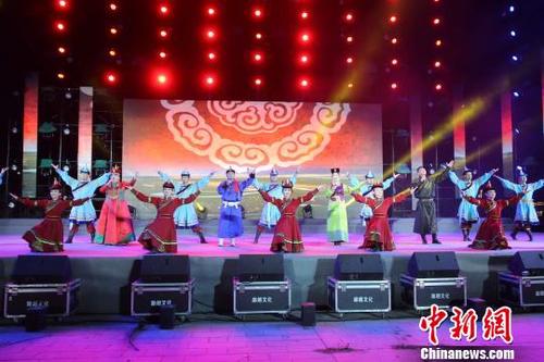 中國(guó)僑網(wǎng)圖為演出現(xiàn)場(chǎng),。錫林郭勒盟鑲黃旗宣傳部供圖