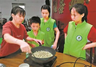 中國(guó)僑網(wǎng)青少年現(xiàn)場(chǎng)學(xué)習(xí)“糖不甩”制作,。