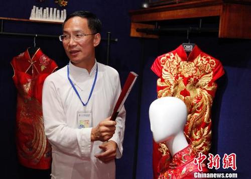 中國(guó)僑網(wǎng)工作人員介紹旗袍文化,?!$娦馈z
