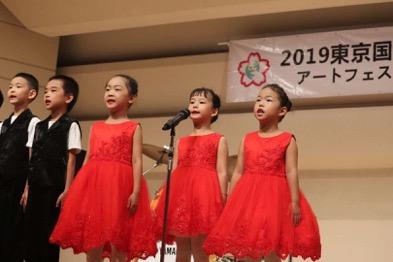 中國僑網(wǎng)團體歌曲朗誦演出者李伊濛(最右)等,。(圖片來源:日本僑報社)