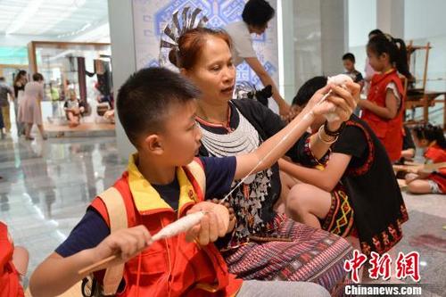 中國(guó)僑網(wǎng)圖為海南黎族傳統(tǒng)紡織技藝展示。(資料圖) 洪堅(jiān)鵬 攝