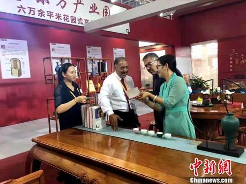 中國僑網(wǎng)2019新中式家居品牌文化博覽會(huì)暨紅木藝術(shù)展吸引眾多境外客商,。供圖