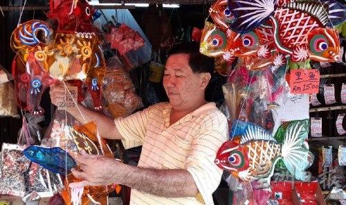 中國(guó)僑網(wǎng)張瑞清制作燈籠已經(jīng)40多年,。(馬來(lái)西亞《星洲日?qǐng)?bào)》/陳文強(qiáng) 攝)