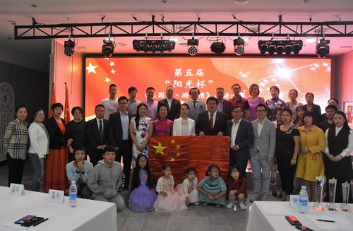 中國僑網(wǎng)第五屆“陽光杯”演講比賽主辦方,、參賽選手與嘉賓合影,。(西班牙歐華網(wǎng)/青峰 攝)