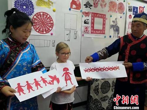 中國僑網(wǎng)Johanna展示她的剪紙作品 柴家權(quán) 攝
