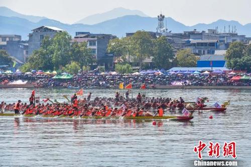 中國僑網(wǎng)4支龍舟隊(duì)在爭(zhēng)相沖刺,,賽況膠著,。 王以照 攝