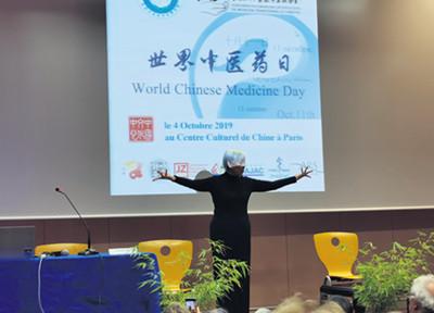 中國僑網(wǎng) 圖為旅法著名中醫(yī)專家,、巴黎時(shí)空針灸研究院院長朱勉生為現(xiàn)場聽眾展示導(dǎo)引術(shù)。(圖片來源:法國《歐洲時(shí)報(bào)》 靖樹/攝)