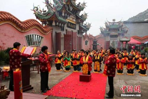 中國僑網(wǎng)資料圖:2015年2月20日,,農(nóng)歷正月初二,,海峽兩岸數(shù)百名媽祖信眾共聚“媽祖第一行宮”福建霞浦縣松山天后圣母行宮,舉行“乙未年迎春祈年大典”,,祈佑風(fēng)調(diào)雨順,,國泰民安,。中新社發(fā) 何伏品 攝