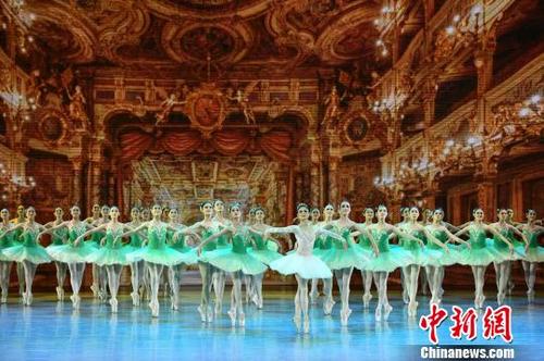 中國僑網(wǎng)圖為中央芭蕾舞團(tuán)首席主演張劍領(lǐng)舞《致敬經(jīng)典》,。 駱云飛 攝