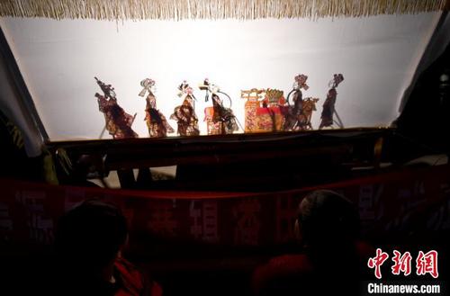 中國僑網(wǎng) 近日,甘肅定西市渭源縣皮影戲是省非物質(zhì)文化遺產(chǎn),,當(dāng)?shù)匾归g“搭臺唱影”引村民前來觀看,,熱鬧非凡?!囚敗z