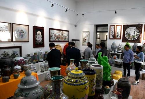 中國(guó)僑網(wǎng)瓷器展現(xiàn)場(chǎng),。(來(lái)源:歐聯(lián)網(wǎng))