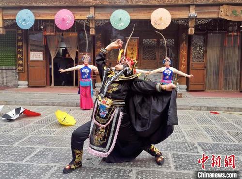 中國僑網(wǎng)走進千年古城山東青州,,非遺技藝展演成為當(dāng)?shù)匾淮筇厣??!≮w曉 攝