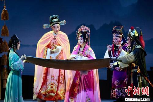 中國僑網(wǎng)11月7日晚,,作為第十六屆中國戲劇節(jié)展演劇目,、由福州馬尾海峽閩劇團創(chuàng)排的閩劇《龍臺駙馬》在福州上演?!⊥鯐韵肌z