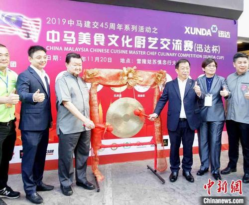 中國僑網(wǎng)圖為兩國廚師相互交流,。(陳悅/攝)