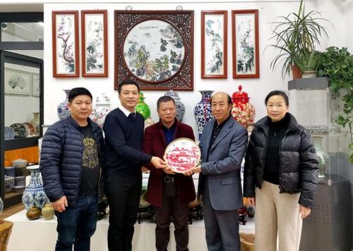 中國僑網(wǎng)歐聯(lián)通訊社副社長徐金華(左二)和受訪者合影,。(歐聯(lián)社/博源 攝)