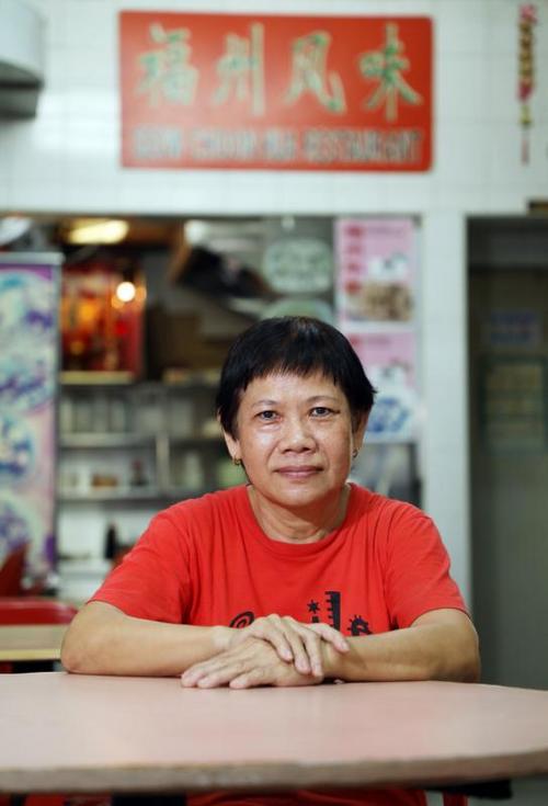 中國(guó)僑網(wǎng)蕭玉玲10歲起便在父親身邊學(xué)做魚丸,。(新加坡《聯(lián)合早報(bào)》/林澤銳 攝)