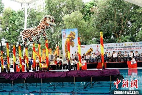 中國(guó)僑網(wǎng)當(dāng)?shù)貢r(shí)間11月30日,,馬來(lái)西亞首屆國(guó)際水上跳樁獅王爭(zhēng)霸賽在吉隆坡舉行,。高樁舞獅是馬來(lái)西亞華人創(chuàng)造的舞獅表演,此次比賽更將高樁舞獅移到水上進(jìn)行,,別出心裁,。圖為比賽現(xiàn)場(chǎng),。中新社記者 陳悅 攝
