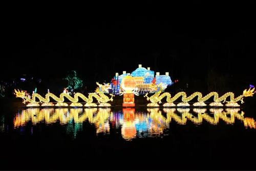 中國僑網(wǎng)“二龍戲珠”花燈。(法國《歐洲時報》/黃冠杰 攝)