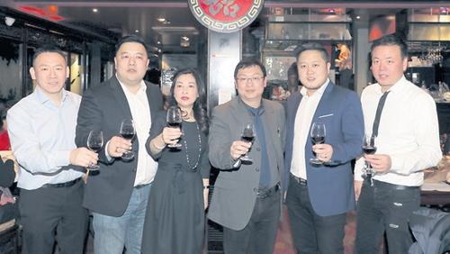 中國僑網(wǎng)法國亞洲餐飲聯(lián)合總會會長黃美娜(左3)與協(xié)會成員在“新安江”餐廳。(《歐洲時(shí)報(bào)》/孔帆 攝)