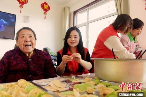 中國僑網(wǎng)俗語云:“十月一,,冬至到,,家家戶戶吃水餃,?!薄№f德占 攝