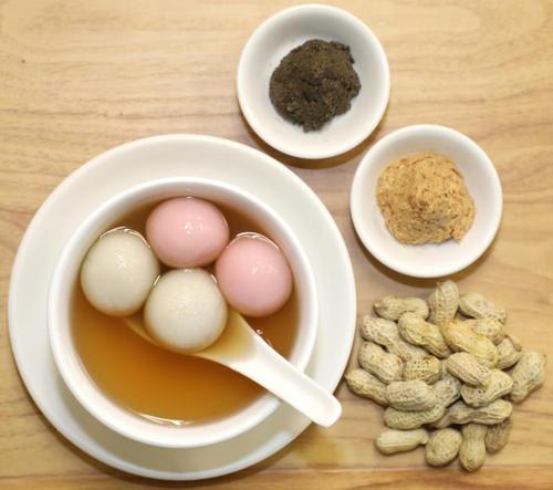 中國(guó)僑網(wǎng)味香園堅(jiān)持保留傳統(tǒng)手藝,,手搓自制湯圓。(新加坡《聯(lián)合早報(bào)》/陳斌勤 攝)