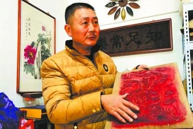 中國僑網(wǎng)顏仕國展示傳統(tǒng)木版“魁星點(diǎn)斗”,。 陳志遠(yuǎn) 攝