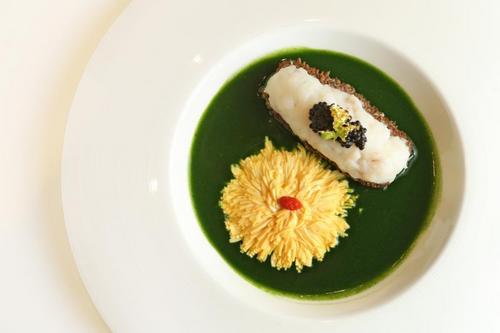 中國僑網(wǎng)養(yǎng)生綠液遼參,,還有一塊“豆腐花”,,展現(xiàn)精致刀法。(新加坡《聯(lián)合早報》/龍國雄 攝)