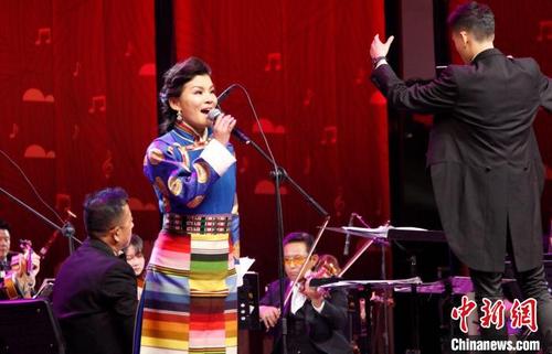 中國(guó)僑網(wǎng)圖為西藏著名歌唱家次仁央宗為大家演唱歌曲《我們的西藏》,?!≮w朗 攝