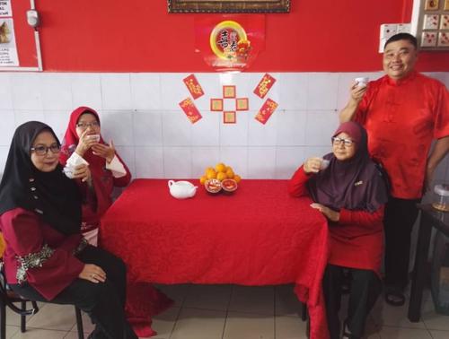 中國僑網(wǎng)陳秀英,、鄭月珠,、廖文清及陳浩祥敘述每年農(nóng)歷新年華巫通婚家庭過節(jié)的情景。(馬來西亞《星洲日報》/陳浩瑞 攝)