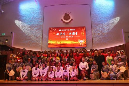 中國僑網(wǎng)現(xiàn)場演職人員和嘉賓合照。(《歐洲時報》/田皓雪子 攝)